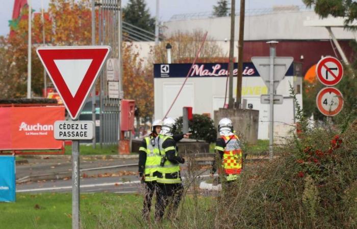 Die von der Gendarmerie in Le Mans abgesperrte Tankstelle im Gewerbegebiet Auchan: Was wir wissen