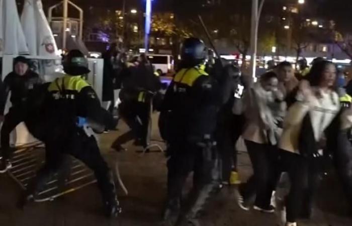 Amsterdam: Gestern Abend übernahmen pro-palästinensische Demonstranten erneut mit Gewalt die Stadt, eine Straßenbahn wurde in Brand gesteckt und Polizisten ins Visier genommen – Die Polizei nahm mehrere Festnahmen vor. Video