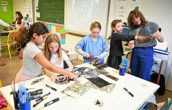 In Plougasnou basteln Schüler ein Seeungeheuer für das Festival Bay of Books [En images]