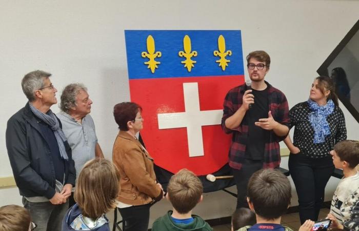 Schulkinder von Saint-Pastour bauen das Wappen der Stadt aus Lego