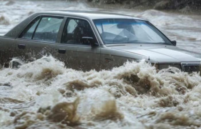 Sein Auto wurde von den Überschwemmungen weggeschwemmt, ihm droht die Entlassung