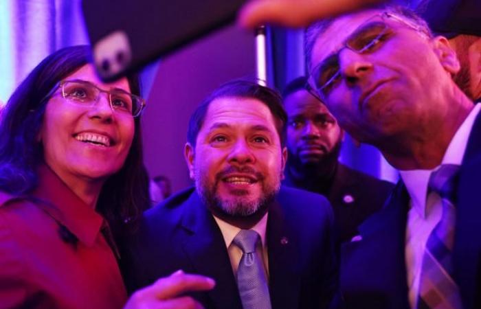 In Arizona gewinnt der Demokrat Ruben Gallego einen Trump-Loyalisten für sich und wird der erste Latino-Senator des Staates