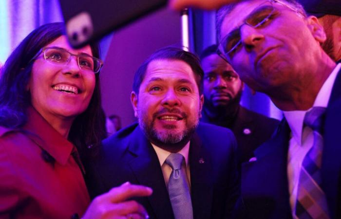 In Arizona gewinnt der Demokrat Ruben Gallego einen Trump-Loyalisten für sich und wird der erste Latino-Senator des Staates