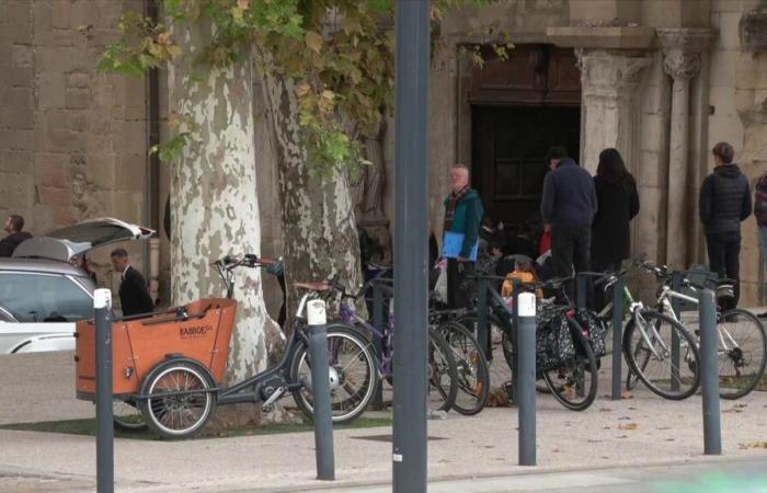 Hunderte Menschen in Romans-sur-Isère zur Beerdigung des jungen Mannes