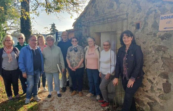 die erste Bücherkiste, die im Garten des Presbyteriums aufgestellt wurde