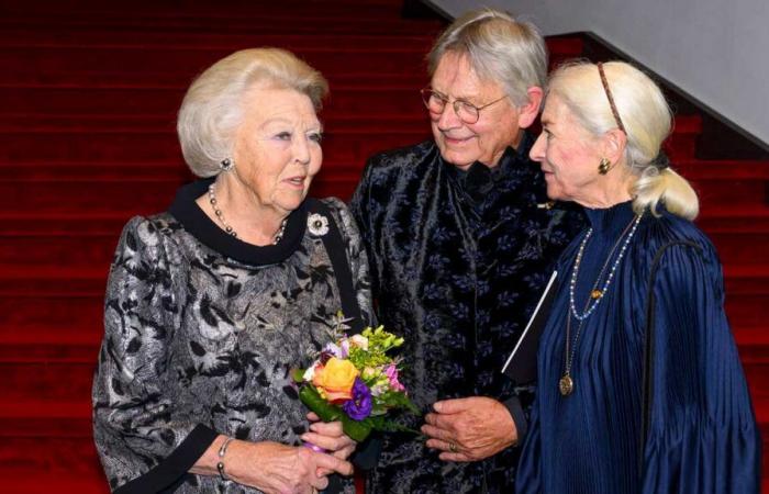 Prinzessin Beatrix besucht ein Ballett, bevor sie in die Karibik aufbricht