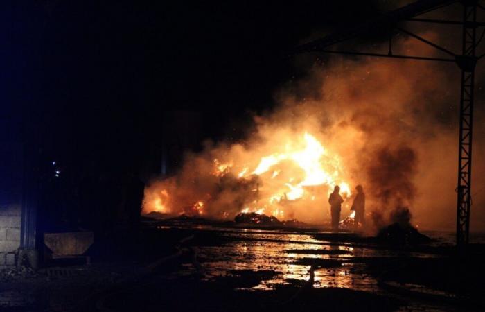 Brand in einem landwirtschaftlichen Schuppen in der Oise, Feuerwehrleute vor Ort, um den Brand zu löschen