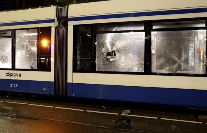 Straßenbahnbrand und antisemitische Parolen bei Unruhen in Amsterdam, mehrere Festnahmen