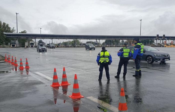 An einer Mautstelle in der Gironde stationiert, führen die Gendarmen eine große Schleppnetzfahndung aus