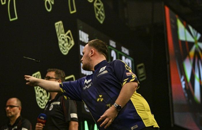 Luke Littler spielt den Showman beim Grand Slam of Darts, als er den rekordverdächtigen 9-Darter um Millimeter verpasst