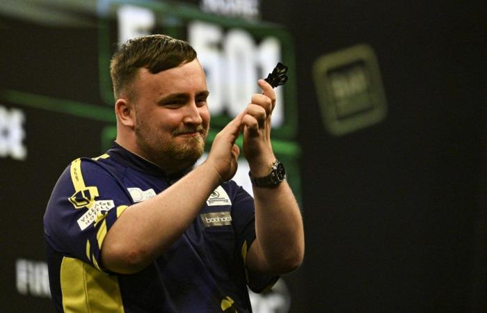 Luke Littler spielt den Showman beim Grand Slam of Darts, als er den rekordverdächtigen 9-Darter um Millimeter verpasst