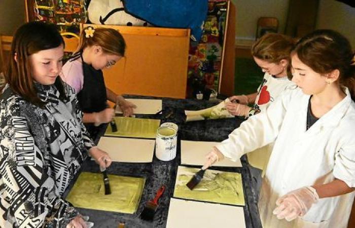 In Plougasnou basteln Schüler ein Seeungeheuer für das Festival Bay of Books [En images]