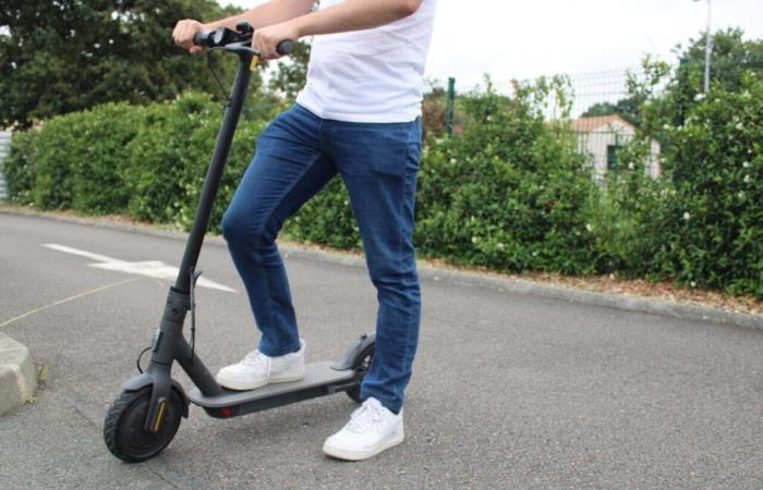 Zwei Kinder fahren auf einem Roller und werden von einem Auto angefahren