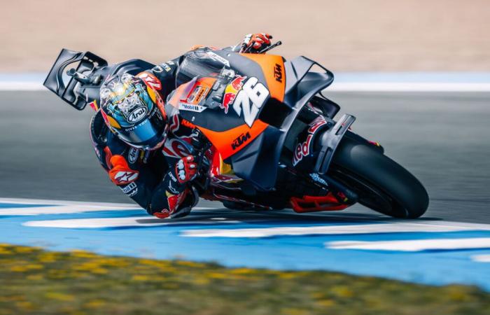 Dani Pedrosa verlängert Partnerschaft mit KTM und treibt Innovationen in der MotoGP für 2025 voran.