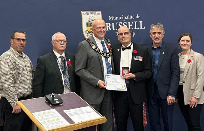 Dr. Darrell Menard erhält den Citizen Recognition Award