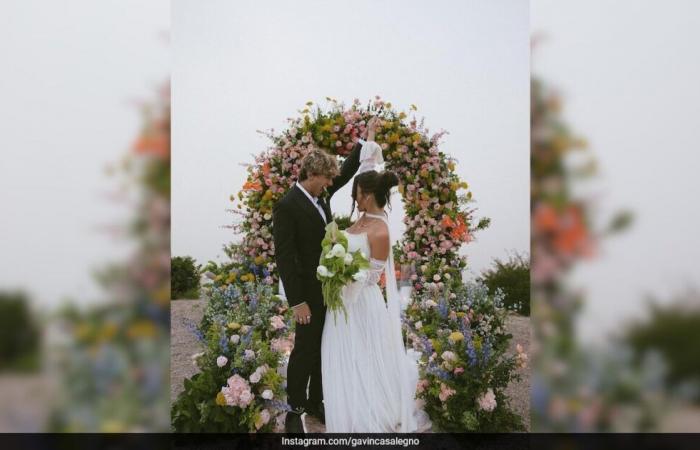 Die verträumte Hochzeit des Schauspielers Gavin Casalegno auf den Hügeln von Los Angeles fand unter einem prächtigen Blumenbogen statt