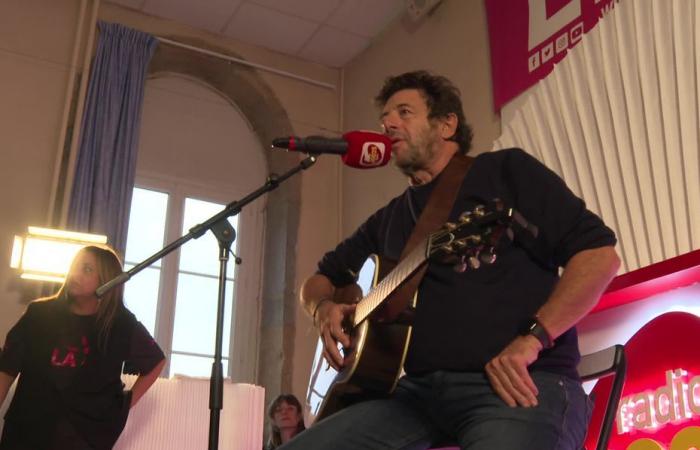 „Es ist schön, dort zu sein“, Patrick Bruel, Lehrer für einen Tag, beim ELA-Diktieren mit Oberstufenschülern