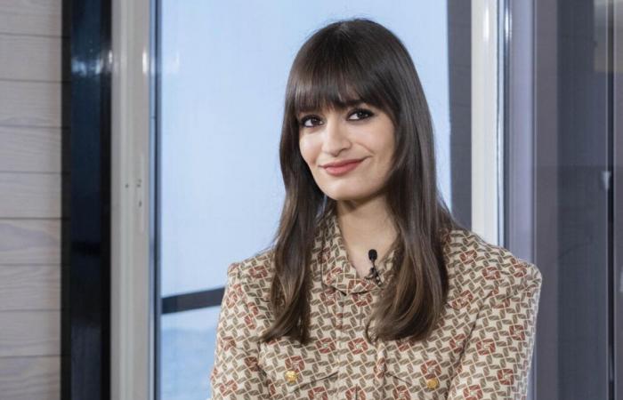 Clara Luciani erinnert sich an ihren Partner und greift einen Journalisten kaum verhüllt an