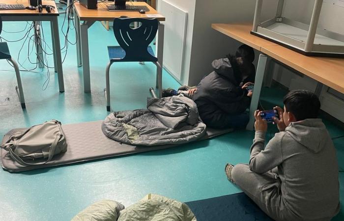 Lehrer bringen Migrantenschüler ohne Erlaubnis über Nacht in die Schule