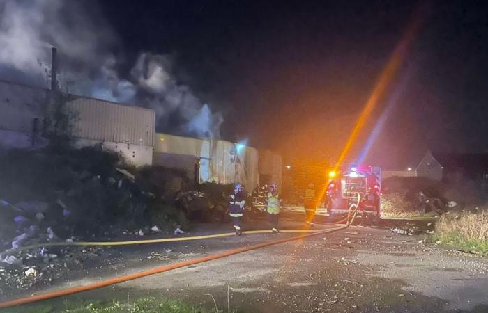 FOTOS & VIDEO. Hazebrouck: In den ehemaligen Schlachthöfen bricht ein Feuer aus, drei Personen werden in Polizeigewahrsam genommen