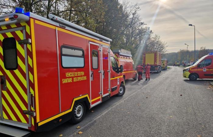 Cires-lès-Mello. Feuerwehrleute setzen nach einem Silobrand ein Großgerät ein