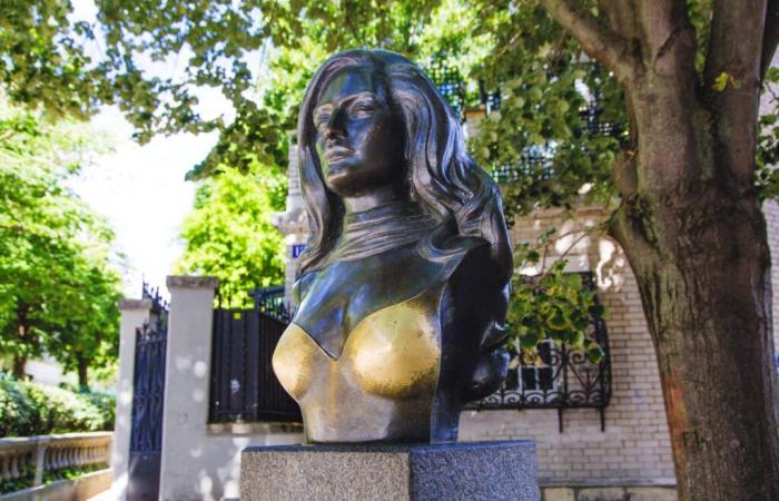 Dalida: Die Büste mit ihrem Bild in Montmartre wurde Opfer unangemessenen Verhaltens von Touristen