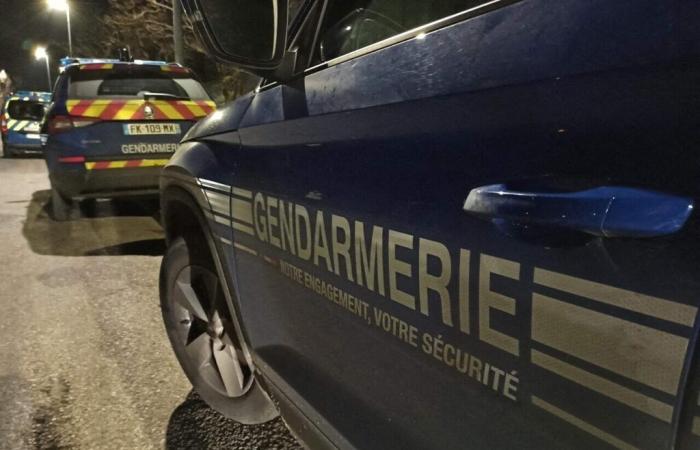 Betrunken schlägt und beleidigt sie die Gendarmen, die sie in diesem Dorf im Lot-et-Garonne festnehmen wollten