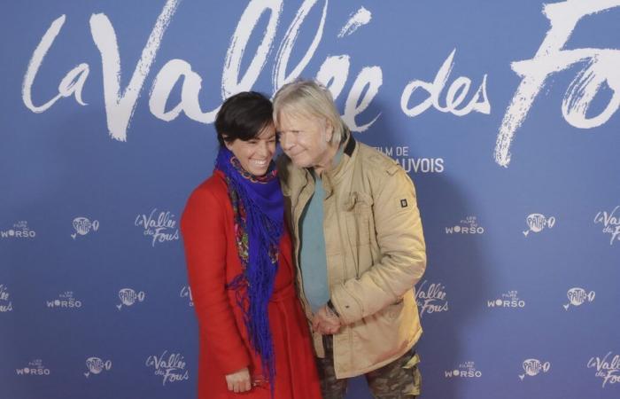 Mitschuldige Blicke und zärtliche Umarmungen: Renaud und Cerise sind in Paris unsterblich verliebt