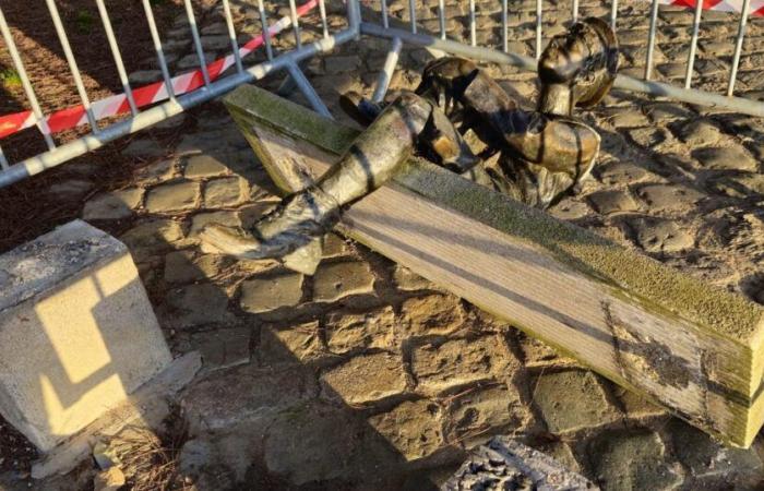 In Nantes liegt die Statue des jungen Jules Verne wieder auf dem Boden