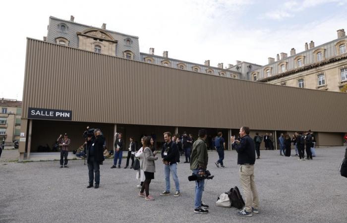 „Das Gebäude stürzte im Inneren ein, hinter seiner Fassade“, so die Experten an der Spitze