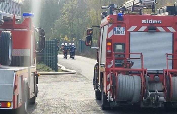 Cires-lès-Mello. Feuerwehrleute setzen nach einem Silobrand ein Großgerät ein