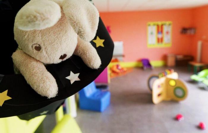 Während des Kinderschlafs brennt mitten am Nachmittag ein Kinderzimmer