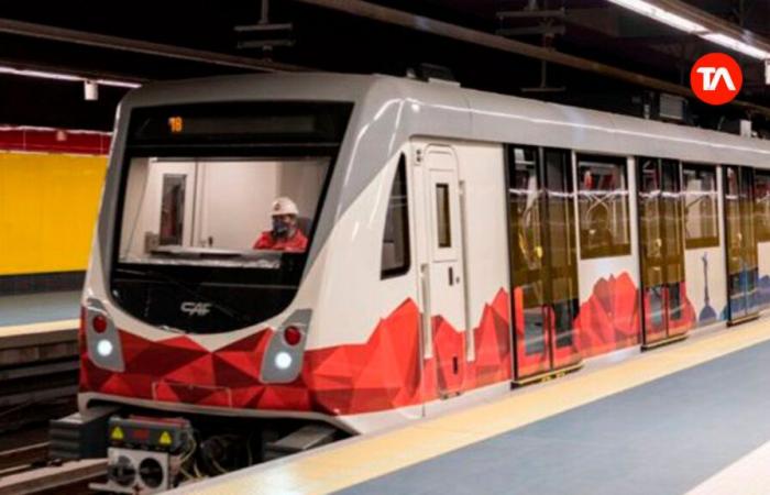 Quito Metro bietet die Möglichkeit, die Fahrt für drei Gäste zu bezahlen