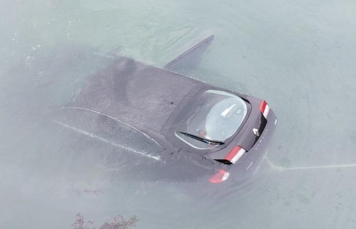 Wie komme ich aus einem ins Wasser gefallenen Fahrzeug wieder heraus? Hier ist der Rat eines Feuerwehrmanns