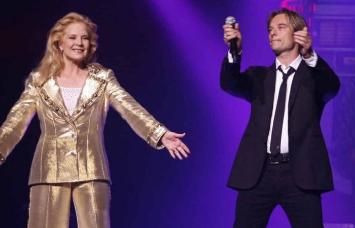 Sylvie Vartan taucht überraschend beim Konzert ihres Sohnes David Hallyday auf: dieser ganz besondere Johnny-Hit, den sie gecovert haben