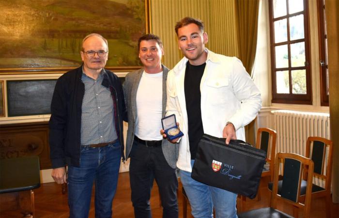 Dieser Rugbyspieler, der das Stade Français durchquerte, ist der Stolz einer Stadt im Aveyron