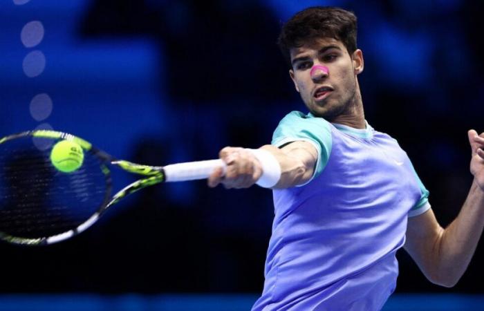 Alcaraz‘ großartige Leistung in seinem Match gegen Rublev bei den ATP Finals: Drop ins Netz, Lob und Rückhand im hinteren Teil des Spielfelds