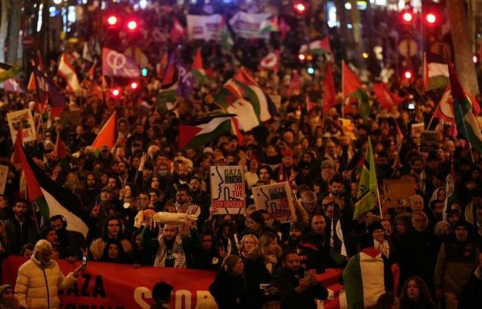 Tausende Demonstranten in Paris gegen die Gala „Israel ist für immer“.