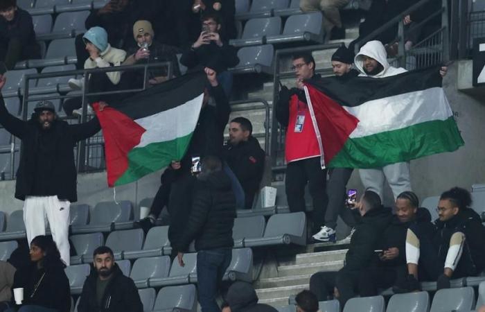 Trotz des Verbots wurden im Stade de France palästinensische Flaggen geschwenkt