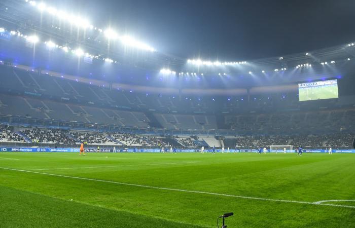 die Bilder der furchtbar leeren Tribünen des Stade de France