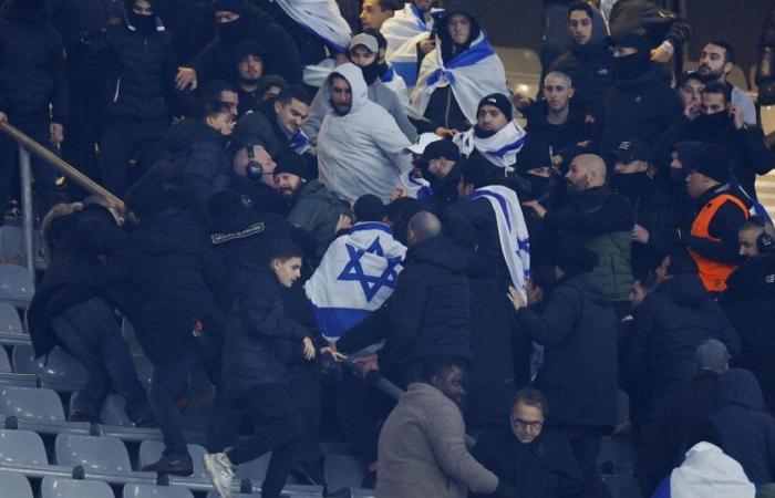 Schlägereien zwischen Fans auf der Tribüne des Stade de France