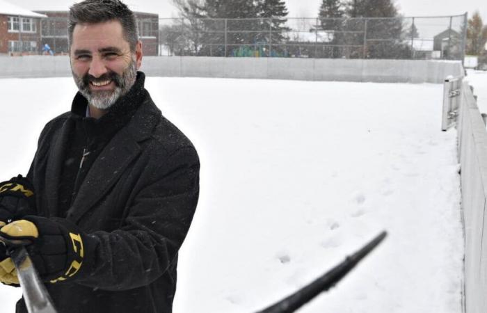 Auf dem Fußballplatz wird die gekühlte Eisbahn Charlesbourg errichtet