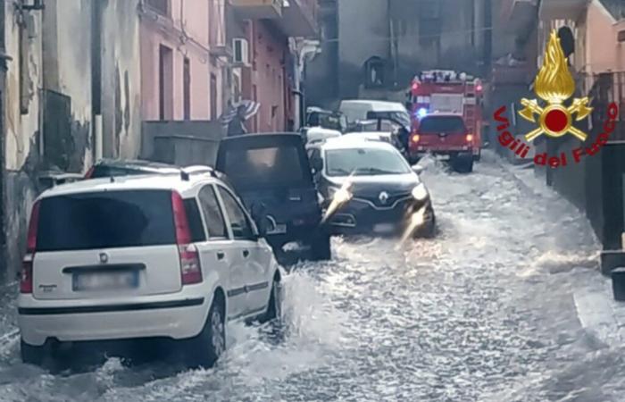 Überschwemmungen reißen Autos in der Nähe von Catania ins Meer – Il Globo