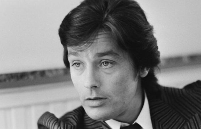 Enthüllungen über Alain Delons angebliche Bisexualität in einer neuen Biografie