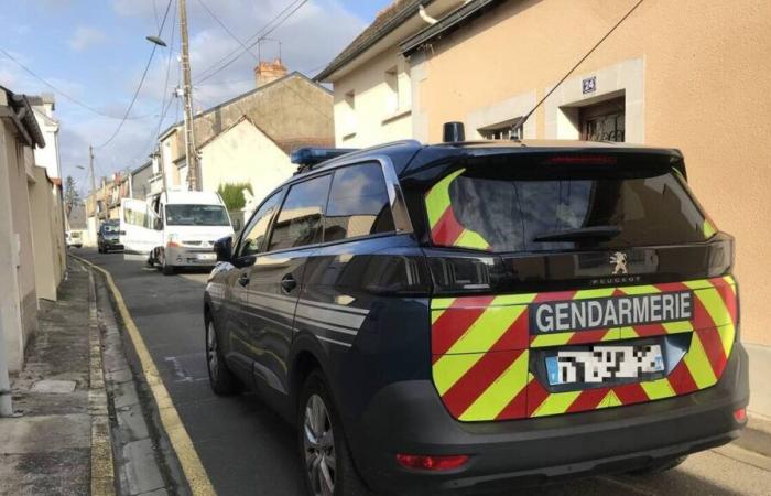 Ein brennendes Auto in einer Garage: ein Toter