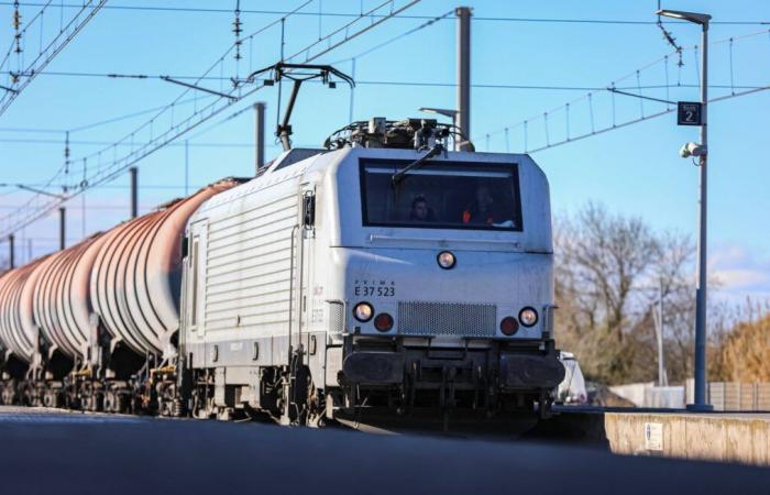 Ein Zug prallt auf ein an einem Bahnübergang stehendes Fahrzeug