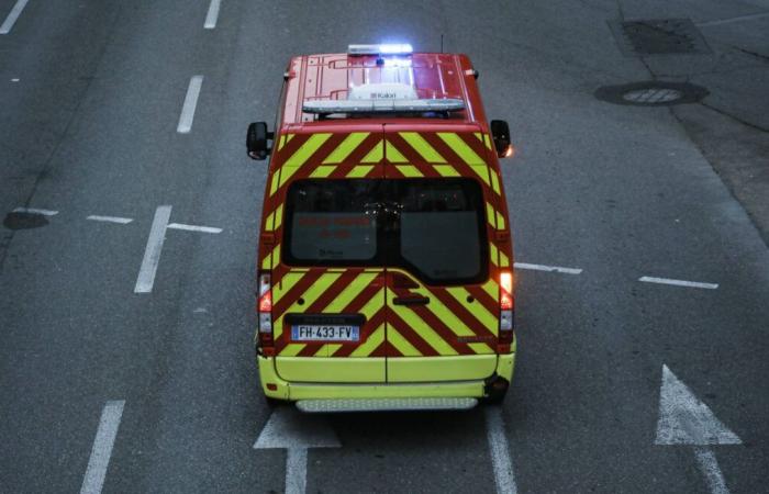 Ein Autofahrer verliert die Kontrolle über sein Fahrzeug und landet auf dem Dach