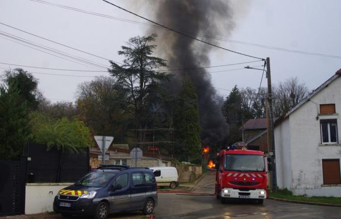 Ein von Flammen verwüstetes Gebäude in Lecey