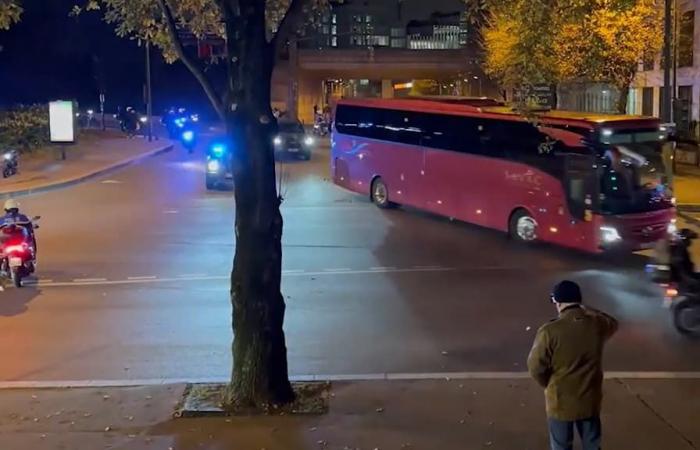 die beeindruckende Polizeieskorte bei der Ankunft des israelischen Busses im Stade de France