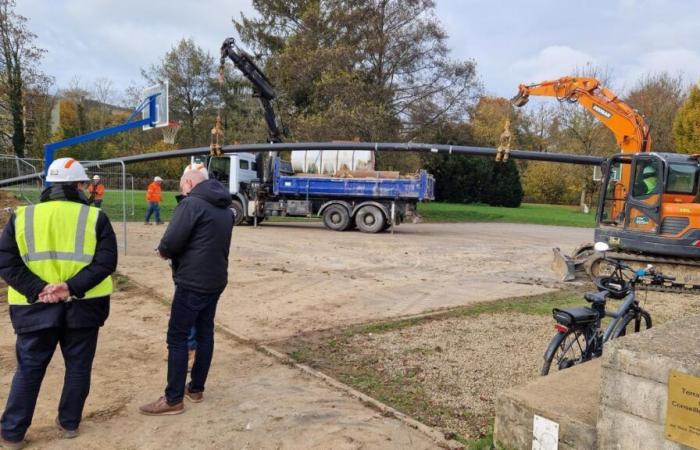 Zwei riesige Rohre verlaufen durch einen Tunnel unter der Maas, um das Schwimmbad zu beheizen